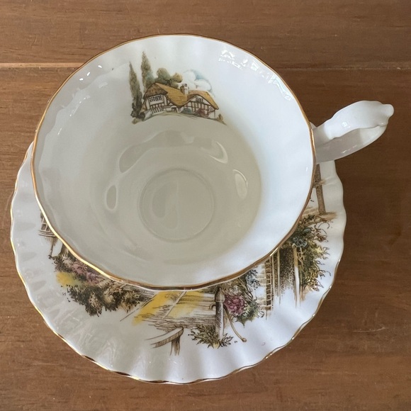 Royal Albert tea cup and saucer set beautiful! - Picture 2 of 5